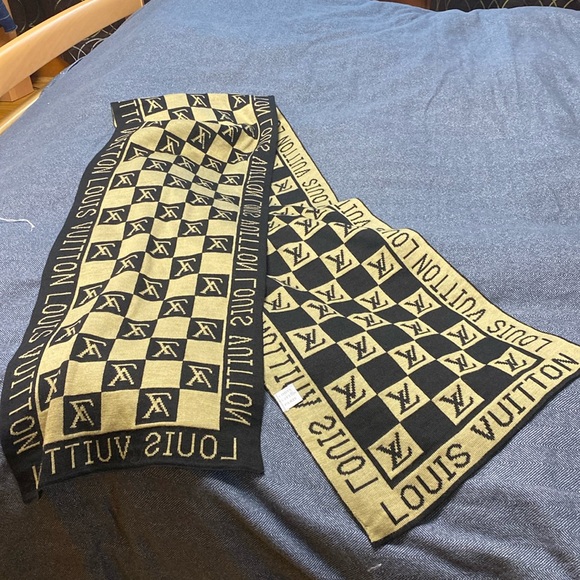 Beautiful scarf new - Picture 1 of 3